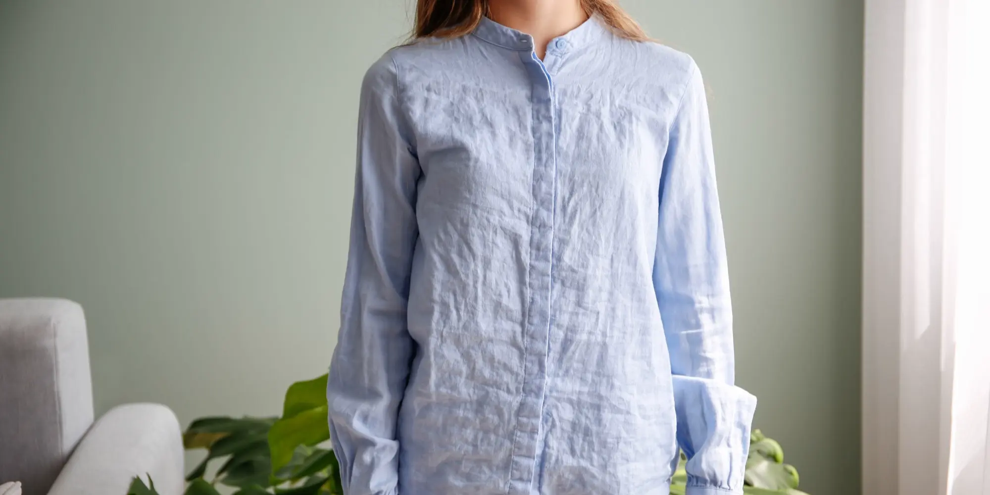 Mulher vestindo uma camisa amassada azul