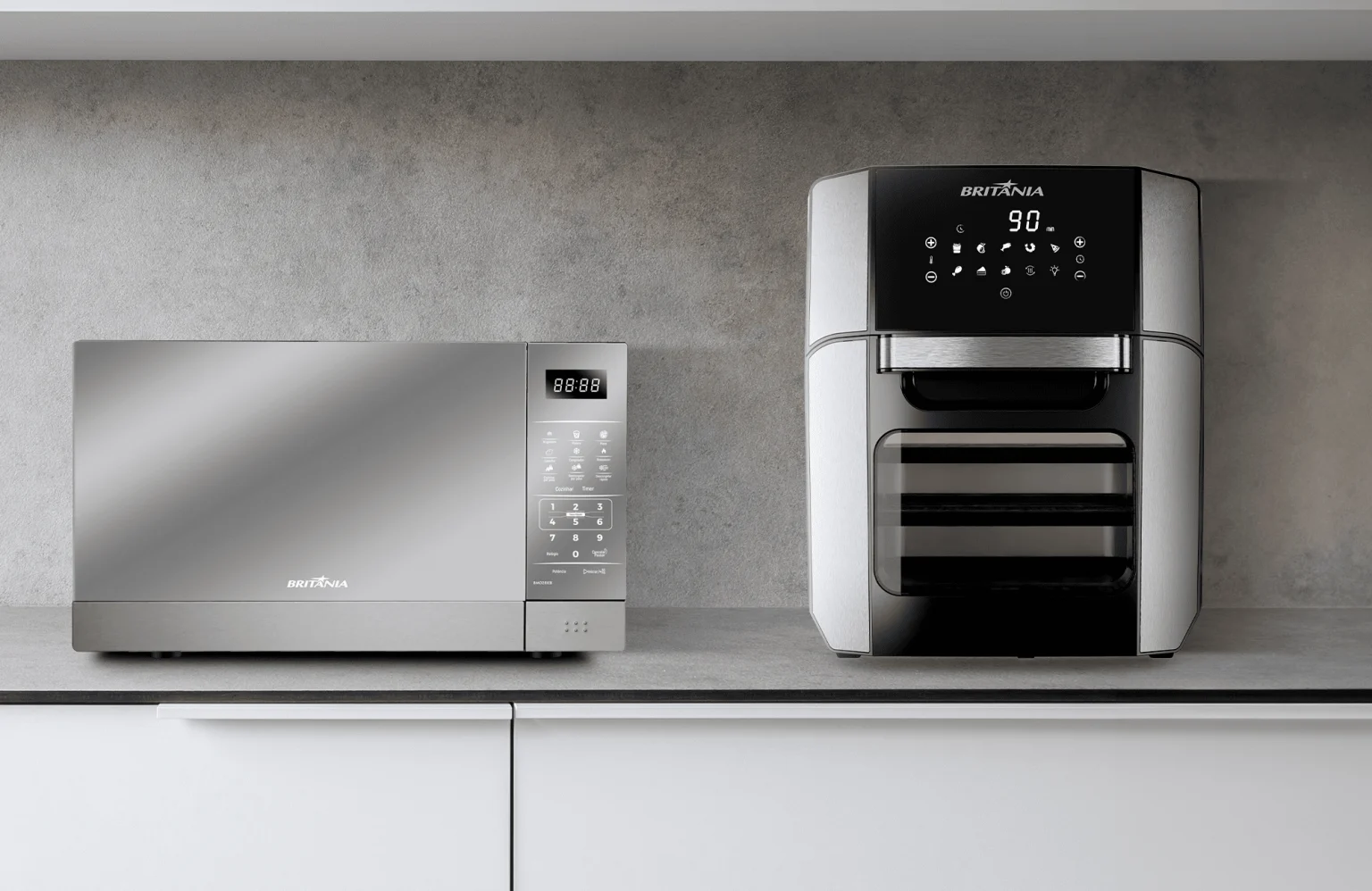 Micro-ondas e air fryer oven da Britânia lado a lado sobre uma bancada moderna de cozinha. Ambos os eletrodomésticos têm acabamento em inox com design elegante e painel digital iluminado, destacando praticidade, inovação e estilo para o preparo de refeições no dia a dia.