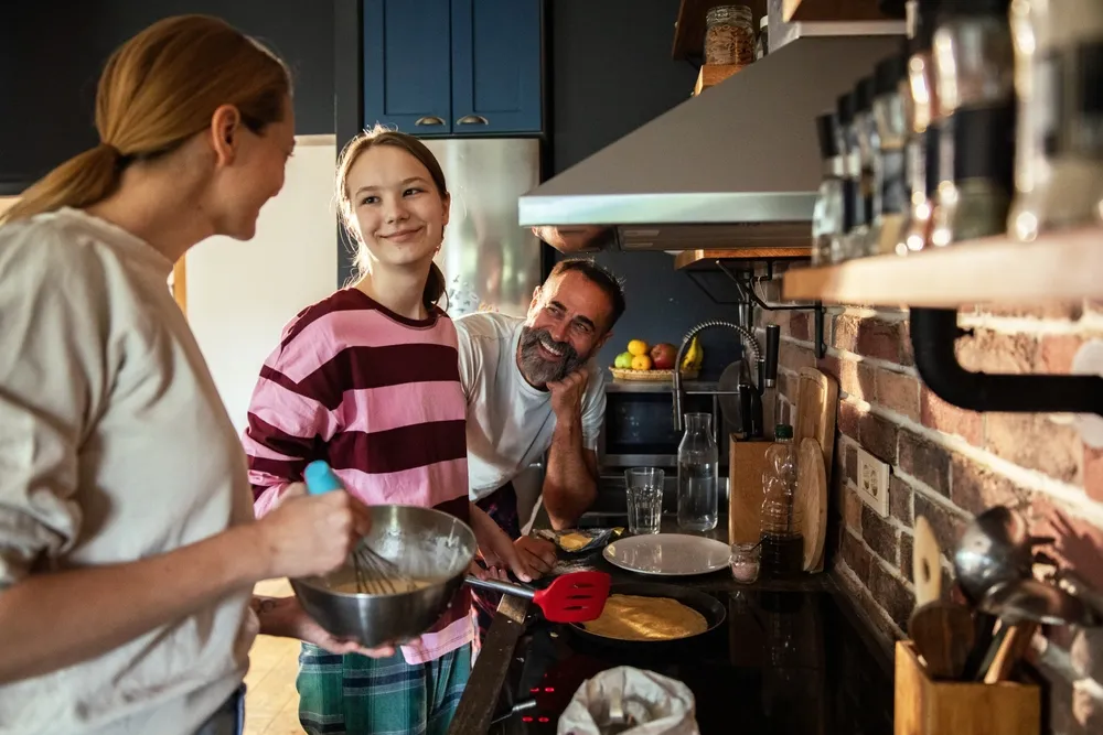 Família cozinhando juntos na cozinha