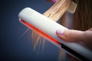 Recuperação de queratina e tratamento proteico com chapinha profissional infravermelha. Conceito de laminação e fortalecimento moderno para pontas duplas e danificadas.