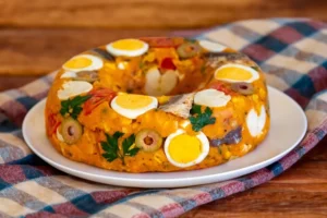 O tradicional "cuscuz paulista" é uma receita típica brasileira feita com farinha de milho e dezenas de ingredientes naturais. Cuscuz paulista em close