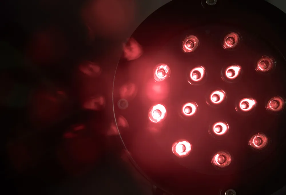 Refletor LED infravermelho brilhante em funcionamento, em close-up.