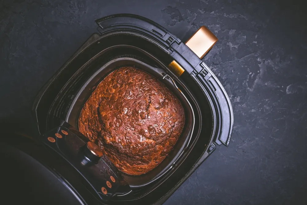 Cozimento e cozimento em airfryer bolo brownies caseiro com batatas fritas de chocolate