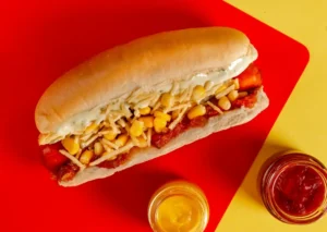 cachorro-quente em fundo colorido com dois pequenos