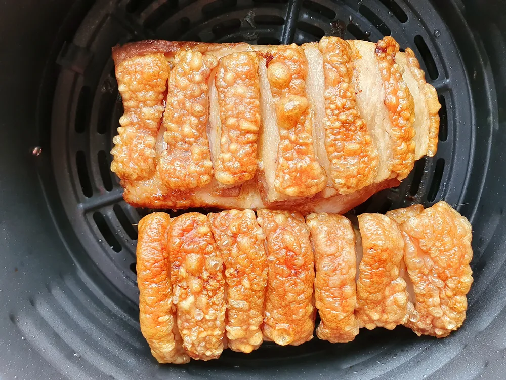 Porco crocante caseiro feito na air fryer moderna. Barriga de porco assada ao estilo oriental.