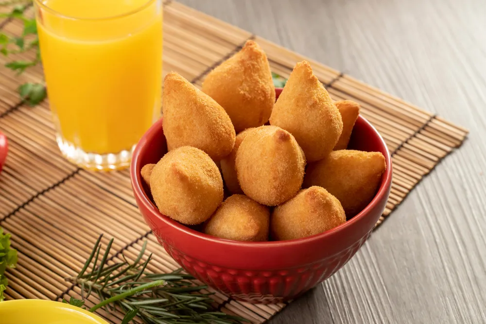 Coxinha de frango, salgado brasileiro.