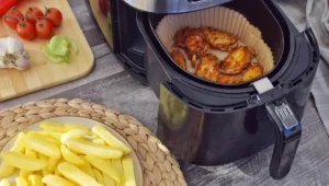 Cozinhar em uma fritadeira sem óleo... Papel para fritadeira de ar.
